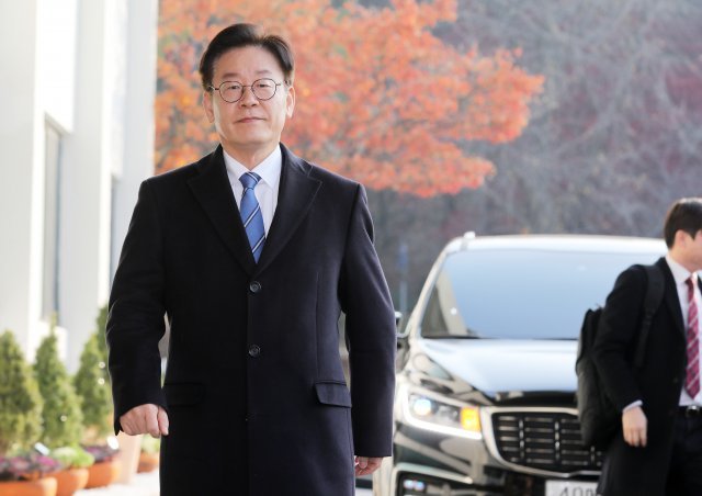 이재명 경기도지사가 19일 오전 경기도 수원시 경기도청으로 출근하며 ‘혜경궁 김씨’ 트위터 계정(@08__hkkim) 소유주는 이 지사의 부인 김혜경 씨라는 수사 결과 관련 입장 발표를 하기 위해 이동하고 있다. 2018.11.19/뉴스1 © News1