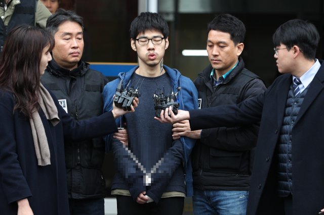 PC방 아르바이트생을 살해한 혐의로 구속된 피의자 김성수(29)가 21일 오전 서울 양천경찰서에서 서울남부지방검찰청으로 송치되고 있다. 2018.11.21/뉴스1