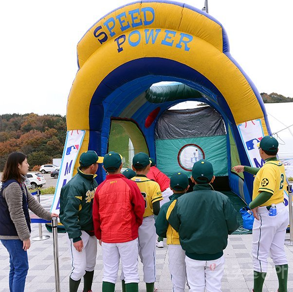 기장군이 주최하고 (주)오투에스앤엠과 부산광역시야구소프트볼협회, 스포츠동아가 주관하는 ‘2018 기장 국제야구 대축제’가 21일 부산 기장군 기장현대차드림볼파크에서 열렸다. MLB로드쇼를 찾은 부산 대연초등학교 야구선수들이 투구 스피드를 측정하고 있다. 기장｜김민성 기자 marineboy@donga.com