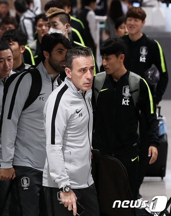 호주·우즈베키스탄과의 평가전을 마친 축구대표팀 파울루 벤투 감독과 선수들이 21일 오후 인천공항을 통해 귀국하고 있다. 올해 마지막 A매치를 기분 좋게 마친 축구대표팀은 내년 1월 5일 아랍에미리트(UAE)에서 막을 올리는 아시안컵을 앞두고 내달 중순께 다시 소집될 예정이다.  2018.11.21/뉴스1