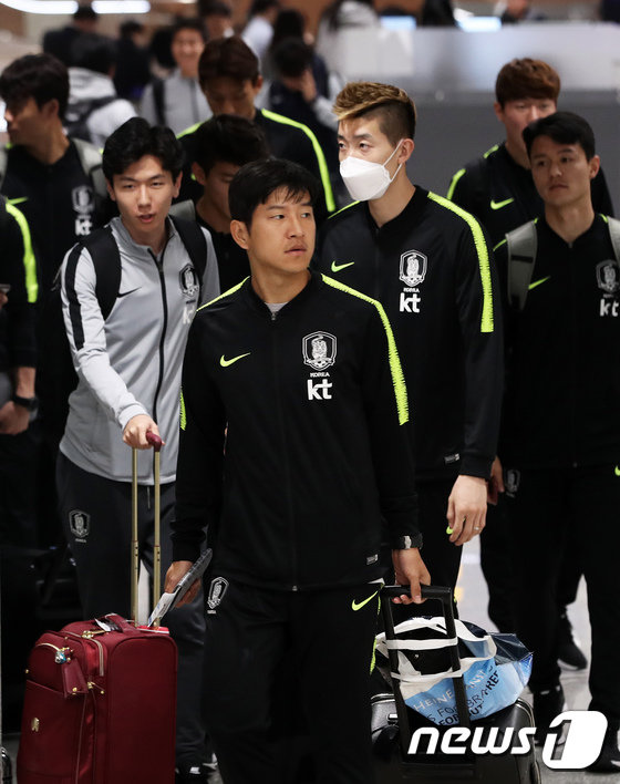 호주·우즈베키스탄과의 평가전을 마친 축구대표팀 선수들이 21일 오후 인천공항을 통해 귀국하고 있다. 올해 마지막 A매치를 기분 좋게 마친 축구대표팀은 내년 1월 5일 아랍에미리트(UAE)에서 막을 올리는 아시안컵을 앞두고 내달 중순께 다시 소집될 예정이다.  2018.11.21/뉴스1