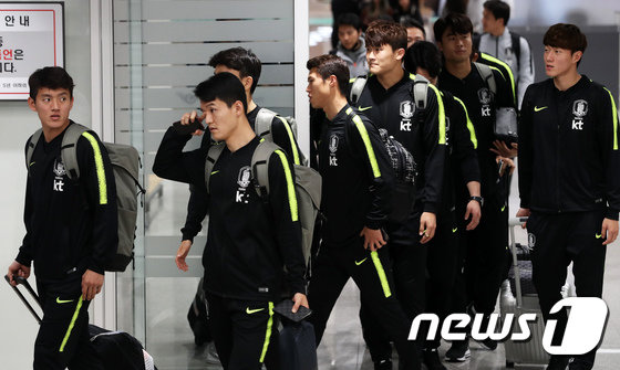 호주·우즈베키스탄과의 평가전을 마친 축구대표팀 선수들이 21일 오후 인천공항을 통해 귀국하고 있다. 올해 마지막 A매치를 기분 좋게 마친 축구대표팀은 내년 1월 5일 아랍에미리트(UAE)에서 막을 올리는 아시안컵을 앞두고 내달 중순께 다시 소집될 예정이다.  2018.11.21/뉴스1
