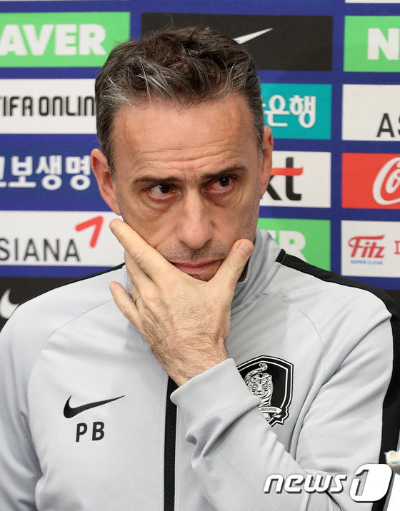 호주·우즈베키스탄과의 평가전을 마친 축구대표팀 벤투 감독이 21일 오후 인천공항을 통해 귀국해 취재진과 인터뷰를 하고 있다. 올해 마지막 A매치를 기분 좋게 마친 축구대표팀은 내년 1월 5일 아랍에미리트(UAE)에서 막을 올리는 아시안컵을 앞두고 내달 중순께 다시 소집될 예정이다.  2018.11.21/뉴스1