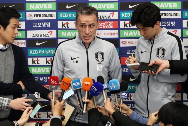 호주·우즈베키스탄과의 평가전을 마친 축구대표팀 벤투 감독이 21일 오후 인천공항을 통해 귀국해 취재진과 인터뷰를 하고 있다. . 2018.11.21/뉴스1 © News1