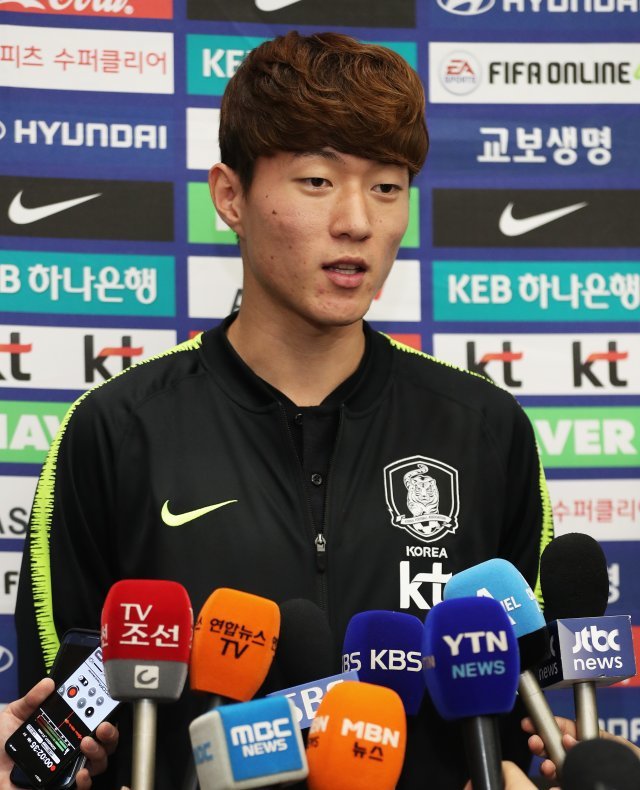호주·우즈베키스탄과의 평가전을 마친 축구대표팀 황의조가 21일 오후 인천공항을 통해 귀국해 취재진과 인터뷰를 하고 있다. 2018.11.21/뉴스1 © News1