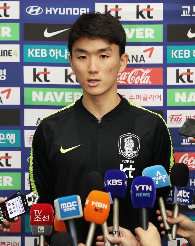 호주·우즈베키스탄과의 평가전을 마친 축구대표팀 황인범이 21일 오후 인천공항을 통해 귀국해 취재진과 인터뷰를 하고 있다.  2018.11.21/뉴스1 © News1