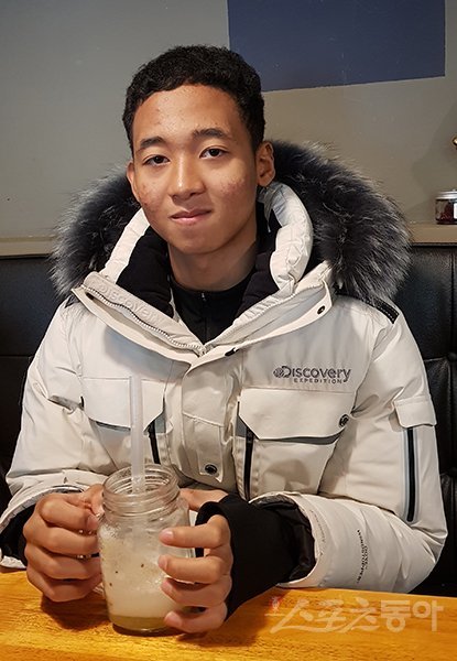 한국인 아빠와 가나 출신의 엄마 사이에서 자란 최기만 군은 한국육상의 기대주로 손꼽힌다. 부산체고에서 400m 중장거리 선수로 성장하고 있는 최 군은 최근 학교 근처의 찻집에서 스포츠동아와 만나 “우사인 볼트를 뛰어넘는 훌륭한 선수가 되겠다”는 당찬 포부를 밝혔다. 부산｜남장현 기자 yoshike3@donga.com