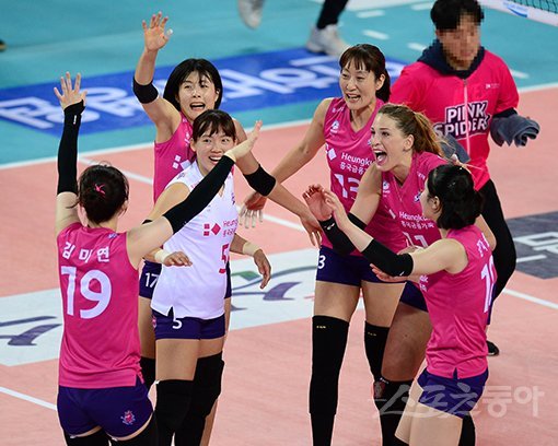 21일 인천계양체육관에서 열린 ‘2017-18 도드람 V리그’ 여자부 한국도로공사와 흥국생명 경기에서 흥국생명 톰시아(11번)가 공격 득점에 성공한 후 이재영, 김세영(13번)과 기뻐하고 있다. 인천｜김종원 기자 won@donga.com