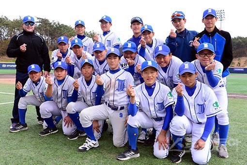 ‘2018 기장국제야구대축제’에 동참한 울산 제일중 조수창 감독(왼쪽 끝)과 선수들. 고교 진학이 확정된 제일중 3학년 선수들은 후배들을 위해 기꺼이 이번 대회에 참가했다. 기장｜김민성 기자 marineboy@donga.com