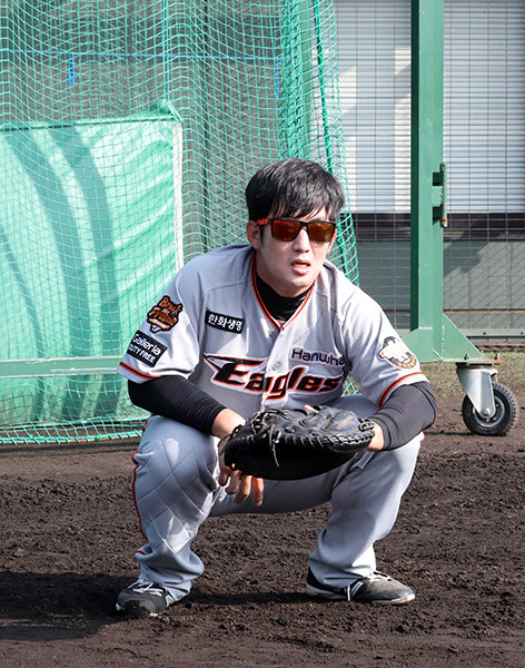 한화 이글스 포수 최재훈은 올 시즌에 128경기를 책임지며 든든하게 안방을 지켰다. 정규시즌 3위의 주역이었다. 그러나 스스로는 “1년 반짝했다고 주전은 아니다”며 미야자키 마무리캠프에서 구슬땀을 쏟고 있다. 사진제공｜한화 이글스