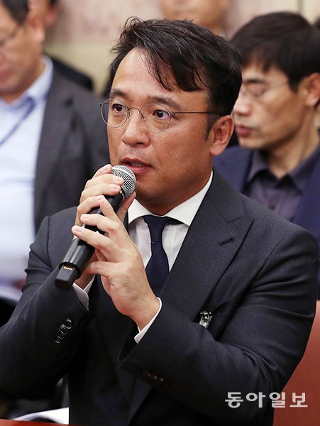 NC 다이노스는 전 소속 선수 강민국의 음주운전 적발 및 면허취소, 벌금형을 교묘하게 은폐했다. 스포츠동아의 21일자 단독 보도 이후 공식 사과입장을 밝혔지만 신인선수의 KBO 등록시점을 이용해 징계를 피하려하는 꼼수를 부리고 있다. 사진은 NC 다이노스 김택진 구단주. 동아일보DB