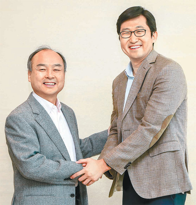 손정의 소프트뱅크 그룹 회장(왼쪽)과 김범석 쿠팡 대표가 최근 일본 도쿄에 있는 소프트뱅크 그룹 본사에서 기념촬영을 하고 있다. 쿠팡은 20일 소프트뱅크 비전펀드로부터 20억 달러의 투자를 받게 됐다고 밝혔다. 쿠팡 제공