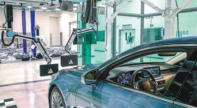 현대·기아자동차 생산기술개발센터에서 로봇이 차량의 운전자 보조시스템 등 전장부품을 검사하고 있다. 현대자동차 제공