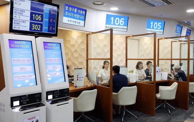 서울 시내의 한 종합병원에서 보호자들이 진료비 수납을 하고 있다.2018.7.1/뉴스1 © News1