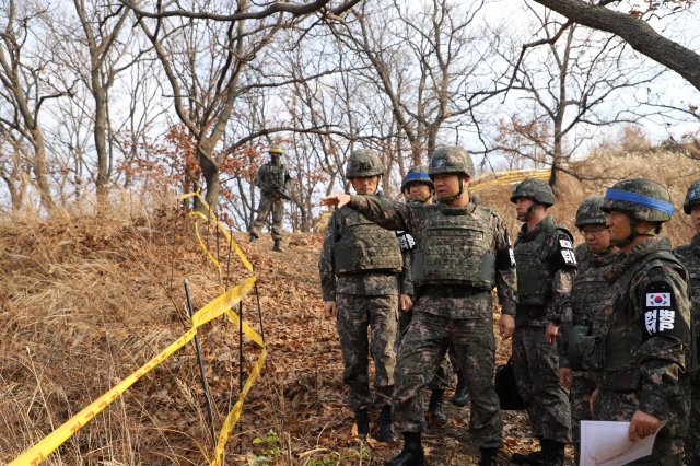 김운용 제3야전군사령관이 9일 오후 남·북 군사합의사항인 DMZ 공동유해발굴·지뢰제거 작전을 펼치고 있는 화살머리고지 일대를 방문해 현장을 점검하고 있다.(3군 사령부 제공)2018.11.9/뉴스1 © News1