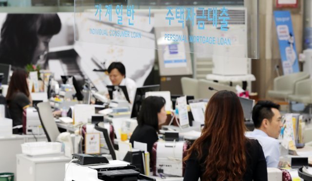서울 여의도의 한 시중은행에서 한 시민이 대출상담을 받고 있다. (좌우반전) 2018.8.29/뉴스1 © News1