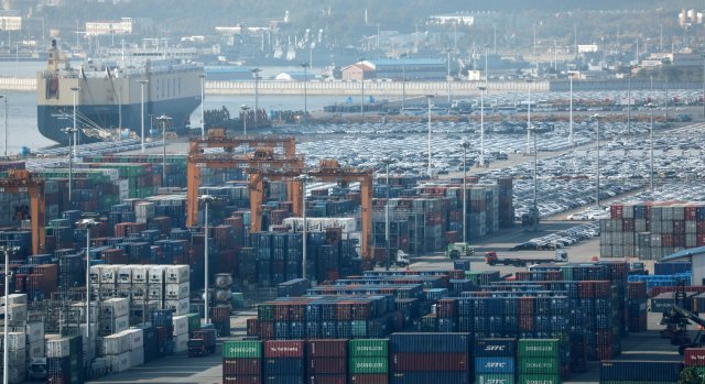 경기도 평택항 수출 야적장에 자동차와 컨테이너가 쌓여 있는 모습.  2018.10.25/뉴스1DB