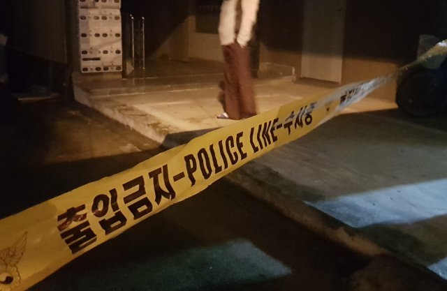 충북 청주의 한 원룸에서 지인을 흉기로 찔러 살해한 60대가 경찰에 붙잡혔다. 2018.11.21/뉴스1 © News1