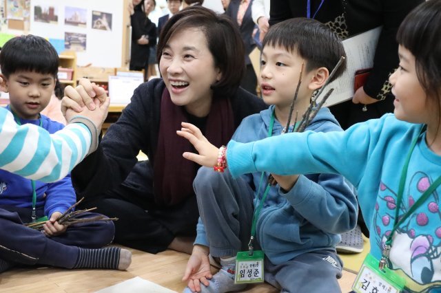 유은혜 사회부총리 겸 교육부 장관이 22일 오전 대구 수성구 황금유치원을 방문해 창의누리 수업을 참관한 뒤 하이파이브를 나누고 있다. 2018.11.22/뉴스1 © News1