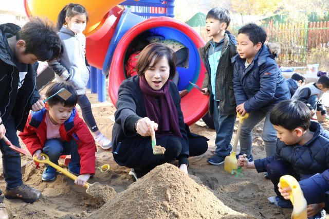 유은혜 사회부총리 겸 교육부 장관이 22일 오전 대구 수성구 황금유치원을 방문해 놀이터에서 어린이들과 함께 모래로 흙장난을 하고 있다. 2018.11.22/뉴스1 © News1