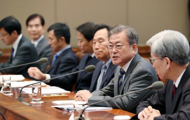 문재인 대통령이 21일 오전 청와대 본관 집현실에서 열린 ‘국정과제위원회 및 대통령자문위원회 오찬간담회’에서 모두발언을 하고 있다. (청와대 제공) 2018.11.21/뉴스1