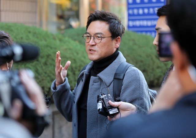 ‘혜경궁 김씨’ 트위터 계정(@08__hkkim) 소유주로 김혜경 씨를 지목해 고발한 이정렬 변호사가 20일 오후 수원지방검찰청에 ‘혜경궁 김씨’ 사건을 수사한 경찰의 직무유기 의혹을 제기하며 사건을 담당했던 경찰을 고발한 것과 관련 고발 대리인 자격으로 출석했다. 2018.11.20/뉴스1 © News1