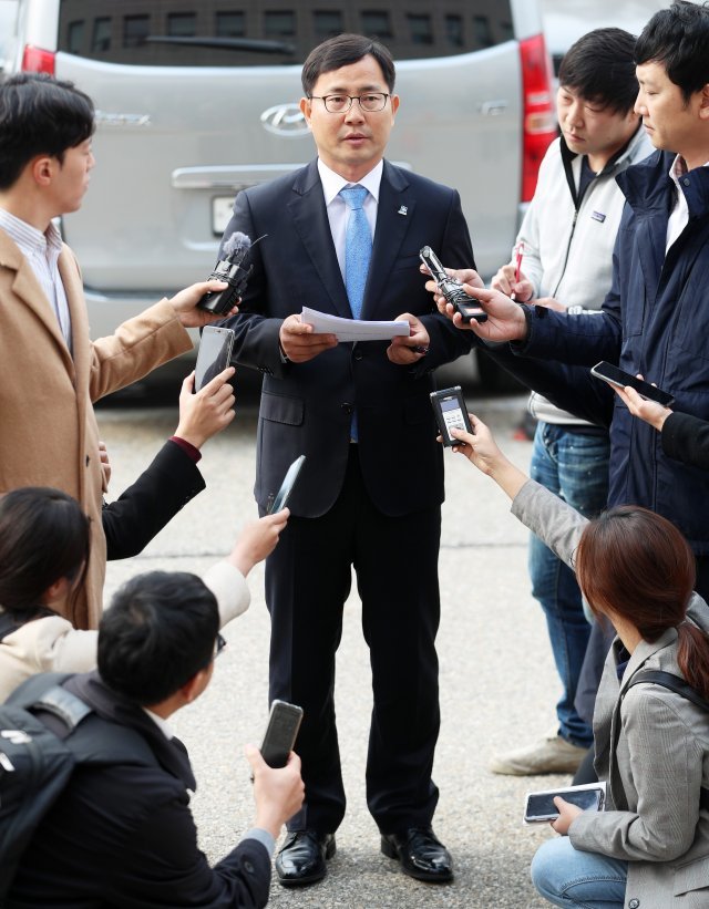 이재명 경기도지사의 고발 대리인인 백종덕 변호사가 6일 오전 경기도 수원시 영통구 수원지방검찰청에서 이 지사의 친형 강제입원을 수사해온 분당경찰서 관계자들에 대한 고발장 제출 관련 철회 입장을 밝히고 있다. 백 변호사는 “조금 전 당에서 고발을 하지 말아줄 것을 공식 요청했다. 당의 공식요청을 대승적차원에서 수용한다“며 ”고발 철회는 이 지사의 뜻이기도 하다“고 밝혔다. 2018.11.6/뉴스1 © News1