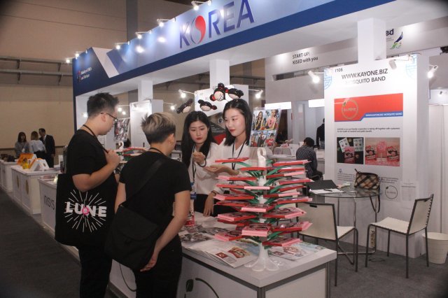 코엑스는 22일 오전 자카르타 컨벤션센터 (JCC)에서 자카르타국제프리미엄소비재전을 개최하고 인도네시아와 아세안 지역 수출시장 개척에 나섰다. 현지 참관객들이 한국관 부스를 관람하고 있다.