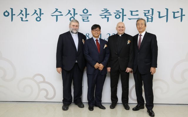 22일 오후 서울 송파구 서울아산병원 대강당에서 제30회 아산상 시상식이 열려 대상을 받은 마이클 
리어던 조셉 이시돌농촌산업개발협회 이사장과 이재훈 씨(의료봉사상), 허보록 신부(사회봉사상), 정몽준 아산사회복지재단 
이사장(왼쪽부터)이 기념사진을 찍고 있다. 아산사회복지재단 제공