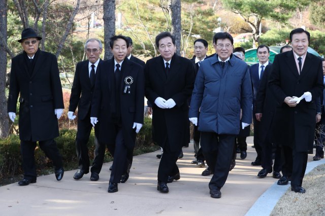 고 김영삼 전 대통령의 차남 김현철 국민대 특임교수와 참석자들이 22일 오후 서울 동작구 국립서울현충원 김영삼 전 대통령 묘역에서 열린 고 김영삼 전 대통령 3주기 추모식에서 참배를 하기 위해 들어서고 있다. 앞줄 왼쪽부터 박관용 전 국회의장, 김 교수, 이낙연 국무총리, 추모위원장인 김덕룡 민주평화통일자문회의 수석부의장, 손학규 바른미래당 대표. 2018.11.22/뉴스1 © News1