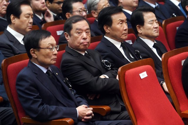 이해찬 더불어민주당 대표(왼쪽부터)와 김병준 자유한국당 비대위원장, 손학규 바른미래당 대표, 정동영 민주평화당 대표가 김영삼 전 대통령 서거 3주기인 22일 오후 서울 동작구 국립서울현충원에서 열린 추모식에 참석해 나란히 앉아 있다.2018.11.22/뉴스1 © News1