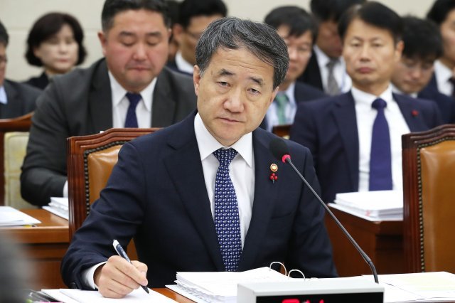 박능후 보건복지부 장관이 22일 오후 서울 여의도 국회에서 열린 보건복지위원회 전체회의에서 의원들의 질의를 경청하고 있다. © News1