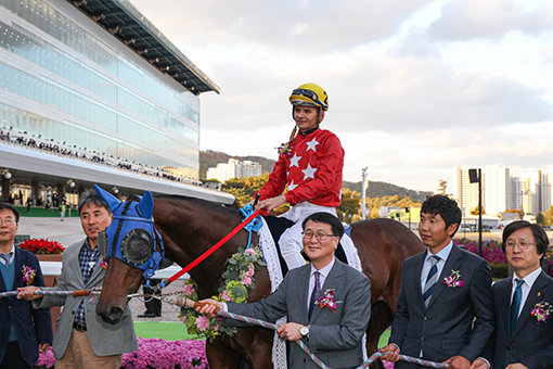 안토니오 기수는 지난해 5월 한국 데뷔 이후 1년 반 만에 100승을 돌파했다. 사진은 지난 10월27일 렛츠런파크 서울에서 열린 대상경주 과천시장배에서 우승한 안토니오 기수가 경주마 대완마와 함께 시상식에 참가한 모습. 사진제공｜한국마사회
