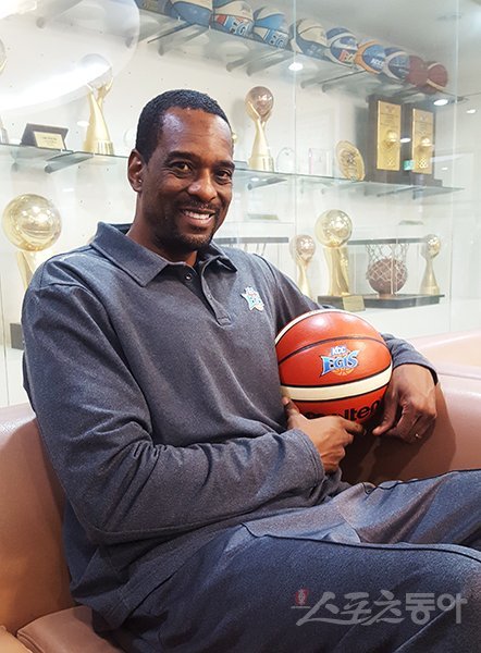 미국프로농구(NBA) 선수 경력의 스테이시 오그먼 감독대행은 지난주 사퇴한 추승균 감독을 대신해 KCC의 지휘봉을 잡았다. 그는 자신의 농구 철학을 팀에 서서히 입혀나가고 있다. 용인｜최용석 기자 gtyong@donga.com