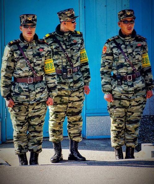 판문점 공동경비구역(JSA)에서 근무하는 북한군 병사들의 군복이 최근 카키색 민무늬에서 얼룩무늬로 바뀐 것으로 확인했다. 사진은 북한 전문 여행사 ‘고려 투어스’의 리치 빌 매니저가 지난 14일 촬영한 JSA 내 북한군 병사들 (리치 빌 인스타그램 캡처) © News1