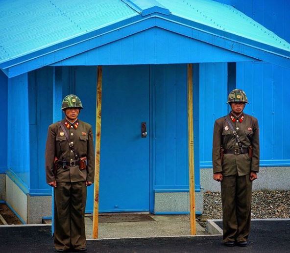 판문점 공동경비구역(JSA) 내 북한군 병사들의 과거 복장 (리치 빌 인스타그램 캡처) © News1