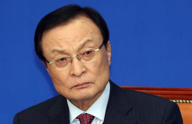 이해찬 더불어민주당 대표가 23일 서울 여의도 국회에서 열린 기자간담회에서 질문을 유심히 듣고 있다. 2018.11.23/뉴스1 © News1