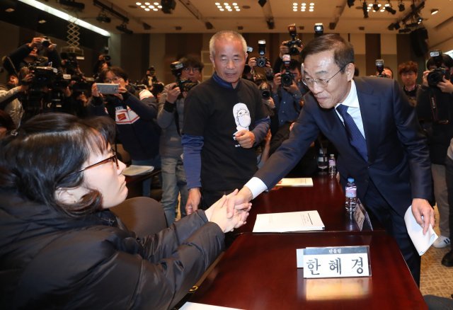 김기남 삼성전자 대표이사가 23일 서울 중구 프레스센터에서 열린 ‘삼성전자-반올림 중재판정 이행합의 협약식’에서 사과문 발표를 마치고 삼성반도체 피해자 한혜경씨와 악수를 하고 있다. 2018.11.23/뉴스1