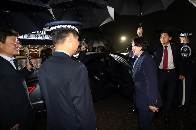 인도 방문을 마친 문재인 대통령 부인 김정숙 여사가 8일 오전 성남 서울공항에 도착해 영접 나온 주영훈 경호처장, 김종천 청와대 의전비서관과 인사하고 있다. (청와대 제공) 2018.11.8/뉴스1