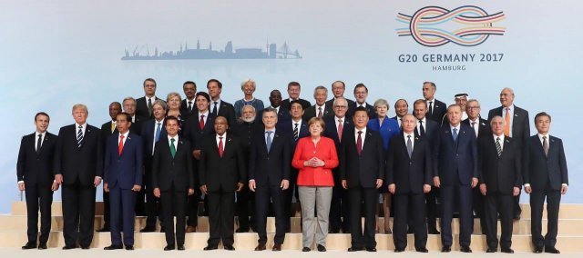 주요 20개국(G20) 정상회의에 참석한 각국 정상들과 국제기구 수장들이 7일(현지시간) 독일 함부르크 행사장에서 단체로 기념사진을 촬영했다. 문재인 대통령은 사진 맨 오른쪽에 서 있다. (청와대) 2017.7.8/뉴스1 © News1