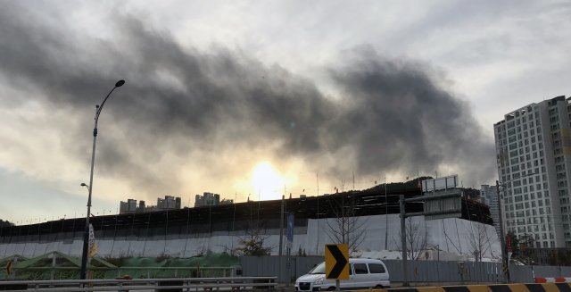 23일 대구시 달성군 하빈면 봉촌리 한국플라스틱 공장에서 불이 나 불길이 하늘로 치솟고 있다.2018.11.23/뉴스1 © News1