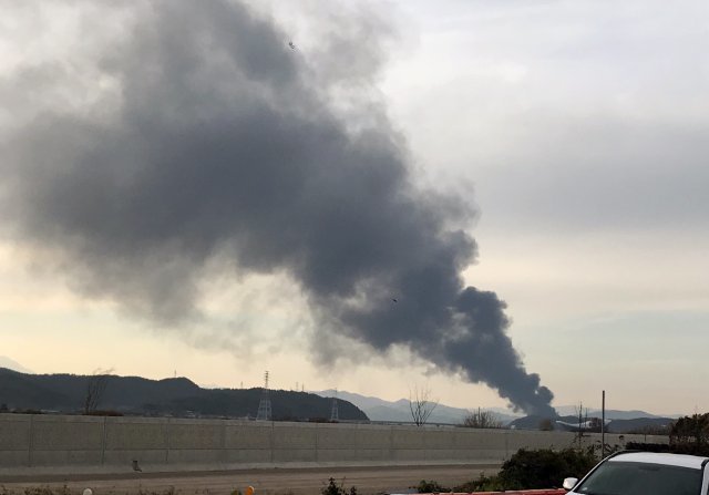23일 대구시 달성군 하빈면 봉촌리 한국플라스틱 공장에서 불이 나 연기가 하늘로 치솟고 있다.2018.11.23/뉴스1 © News1