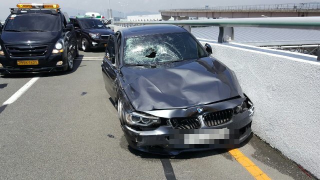 지난 7월10일 오후 부산 강서구 김해공항 2층 국제선 청사 진입로에서 과속을 하던 BMW 가 택시기사를 들이받는 사고가 발생했다. 사진은 BMW 차량 앞유리가 깨지고 범퍼가 찌그러져 있는 모습.(부산지방경찰청 제공)©News1
