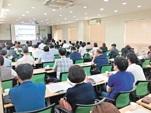 10월 31일 서울삼경교육센터에서 GS글로벌, 벤처기업협회 등 20개 기업 인사담당자가 능력중심 채용모델 교육에 참석했다.