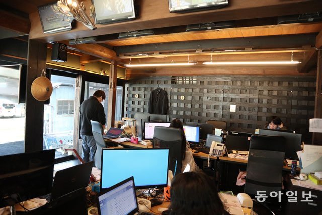 도쿄 시부야에 본사를 둔 디지털 영상업체 ‘플랫 이즈’의 가미야마 사무실. 옛 양조장을 개조해 100여 년 된 건물의 정취를 살린 위성사무실로 만들었다. 도쿠시마=서영아 특파원 sya@donga.com