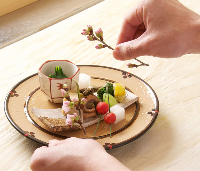 가미카쓰 마을 고령자들이 딴 나뭇잎은 고급 일본요리를 장식하는 데 사용된다.