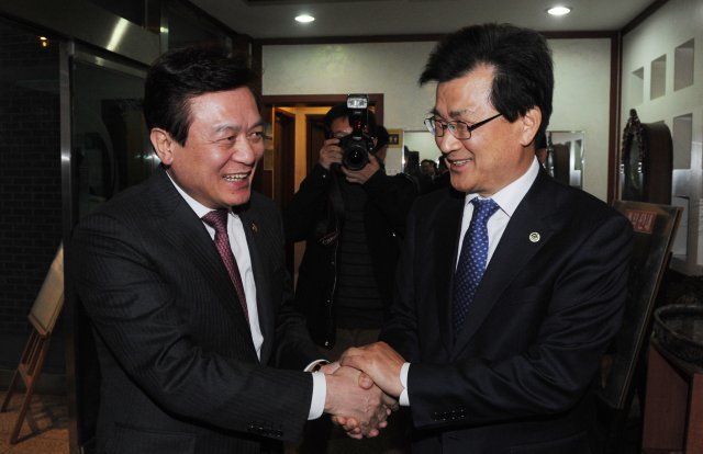 이시종 충북지사(오른쪽)와 김병우 교육감.  © News1