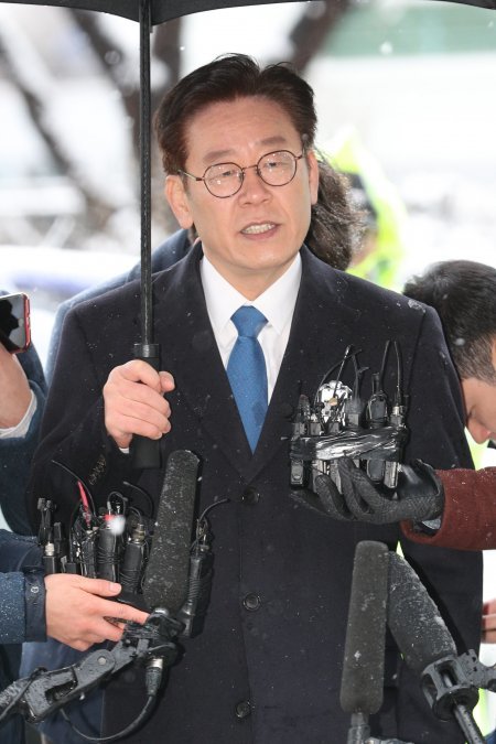 [속보] 검찰 출석 이재명 “친형 입원은 형수가 한 일”