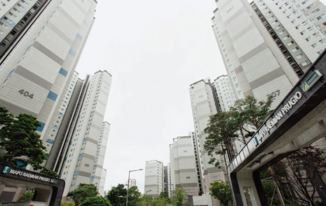 올해는 서울 시내 신축 아파트가 매매가 상승을 견인했다는 평가가 지배적이다. 사진은 마포구 아현동의 신축 아파트 전경. [동아DB]