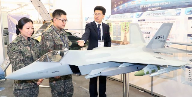 14일  학술대회에 참가한 육군 장교들이 전시관에서 모형으로 만든 한국항공우주산업의 한국형전투기(KF-X) 항공기를 둘러보고 있다.  2017.11.14/뉴스1 © News1